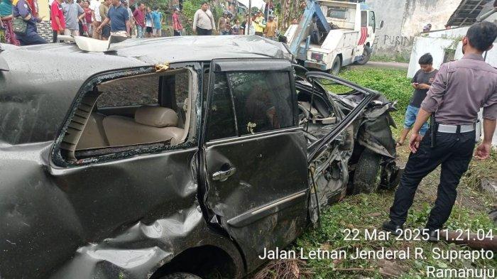 TERTABRAK KERETA - Sepasang suami istri terlibat kecelakaan kereta api, yang terjadi di Kota Cilegon, pada Sabtu (22/3/2025).