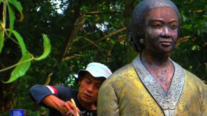 Pekerja melakukan pelapisan ulang cat pada tugu tempat patung RA Kartini di pasangkan di Taman Kartini, Jalan Baros, Kecamatan CimahiTengah, Kota Cimahi, Senin (22/06/2020). Taman Kartini merupakan salah satu taman di tengah Kota Cimahi tempat warga berekreasi dan menjadi pavorit dikunjungi. Taman ini pada awal tahun 2020 pernah direvitalisasi dengan anggaran CSR dan dikerjakan oleh Tim Cimahi Creative (TCC). TRIBUN JABAR/ZELPHI