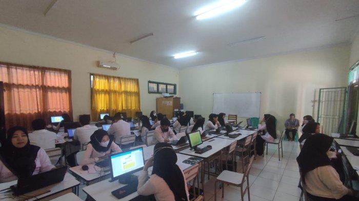 Perwakilan BKKBN Provinsi Banten menggelar ujian seleksi kompetensi tambahan pegawai pemerintah dengan perjanjian kerja (PPPK) formasi penyuluh KB tahun (PKB) 2022 di SMKN 2 Kota Serang, Minggu (9/4/2023).