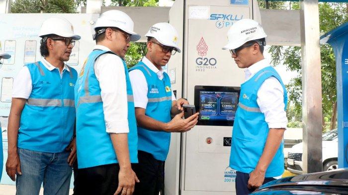 Direktur Utama PLN, Darmawan Prasodjo (kedua dari kanan), memberikan penjelasan tentang simulasi pengisian daya kendaraan listrik menggunakan aplikasi PLN Mobile kepada Wakil Menteri BUMN, Aminuddin Ma’ruf yang juga sebagai Komisaris PLN (paling kanan). Kegiatan ini turut didampingi oleh General Manager PLN Unit Induk Distribusi (UID) Banten, Moch. Andy Adchaminoerdin (paling kiri). Simulasi ini menegaskan kemudahan pengisian daya kendaraan listrik yang praktis dan efisien, cukup melalui satu genggaman.