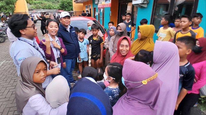 PT. Chandra Asri Pacific (CAP) Tbk menyerahkan bantuan bahan pokok (sembako), sebanyak 2.000 paket kepada masyarakat di Kelurahan Gunung Sugih, Kecamatan Ciwandan, Kota Cilegon.