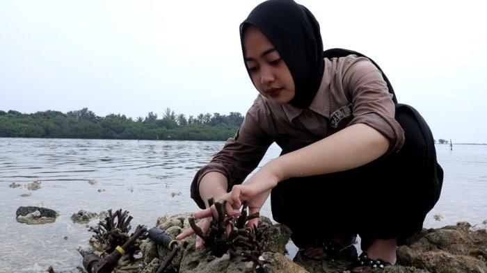 Wisatawan sedang belajar cara melestarikan terumbu karang di Pantai Timur, Pulau Tunda, Kabupaten Serang, Banten, Minggu (12/9/2021).
