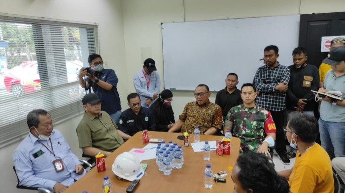 Wali Kota Cilegon, Helldy Agustian menutup sementara operasional PT Chandra Asri usai bau menyengat akibat pembakaran gas