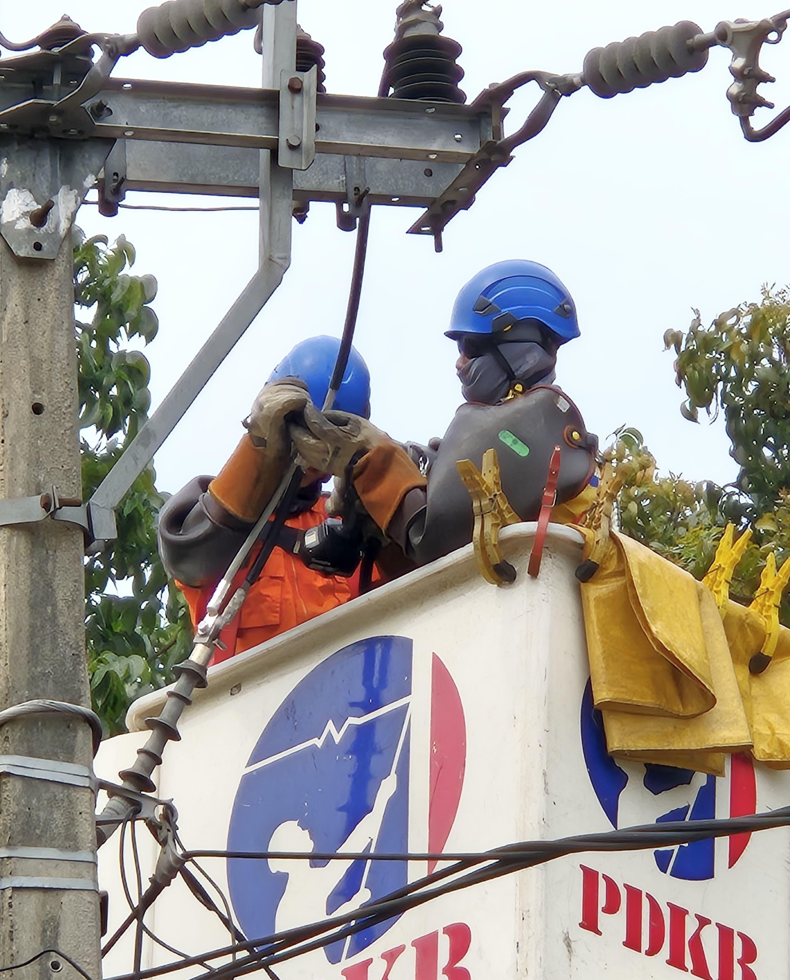 Pasukan Pekerjaan Dalam Keadaan Bertegangan (PDKB) Tegangan Menengah (TM) PLN UID Banten Sedang Melakukan Pekerjaan Pemeliharaan Konektor Terminasi Kabel Outdoor dan Bekerja Menggunakan Alat Pelindung Diri (APD) Lengkap Serta Mengutamakan Aspek K3 dan Prosedur SOP yang Berlaku.