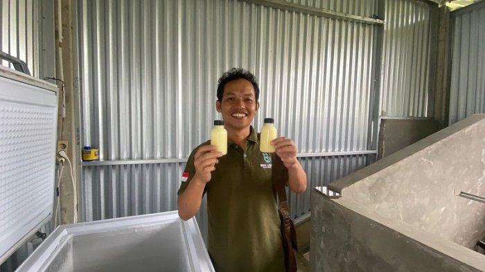 SUSU KAMBING - Maman Fansyah, peternak kambing Banjarnegara menunjukkan susu kambing hasil ternaknya, Kamis (5/6/2025). Selain sukses sebagai peternak, Maman juga mendorong peternak Banjarnegara lebih maju lewat Koperasi Bima Lukar.