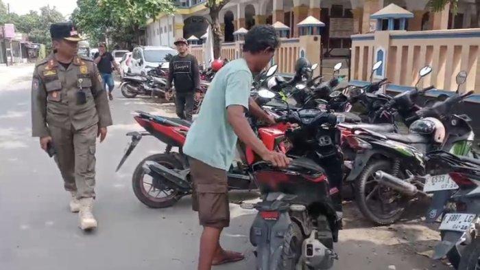 Sekda Banyumas, Agus Nur Hadie menegaskan, parkir di area Samsat Purwokerto seharusnya gratis lantaran masuk pelayanan publik. Namun, dia akan berkomunikasi dengan Pemprov Jateng terkait pungutan parkir di tempat ini.