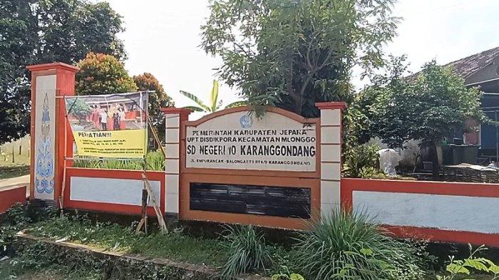 SPANDUK - Dua spanduk dipasang ahli waris di depan SDN 10 Karanggondang, Kecamatan Mlonggo, Kabupaten Jepara, Rabu (14/5/2025). Lahan SDN 10 Karanggondang menjadi sengketa dengan ahli waris.
