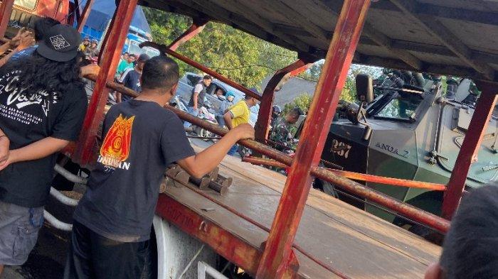 ANOA KECELAKAAN - Kecelakaan melibatkan truk ekspedisi motor dengan rangkaian kendraan tempur TNI AD Anoa di Jalan Sugiopranoto (jalur Ambarawa-Magelang), tepatnya di depan Rest Area Bedono, Desa Bedono, Kecamatan Jambu, Kabupaten Semarang pada Kamis (20/3/2025) petang. (dok warga/istimewa)