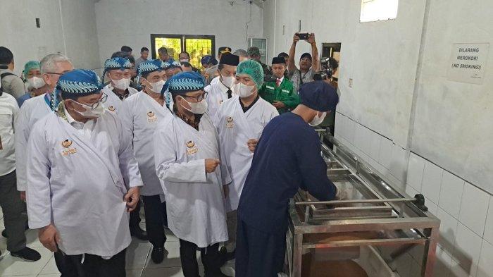 PRODUKSI GULA KRISTAL - Menteri Perdagangan Budi Santoso dan Menteri Desa dan Daerah Tertinggal Yandri Susanto saat melihat proses produksi gula kelapa kristal di BUMDes Kabul Ciptaku, Desa Langgongsari Kecamatan Cilongok, Kabupten Banyumas, Kamis (1/5/2025).