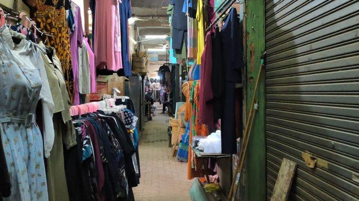 Di Pasar Wage Purwokerto, seorang pedagang Priyo (52) duduk lesu di depan lapak dagangannya, Sabtu (7/6/2025). Para pedagang pakaian di Pasar Wage Purwokerto kian terdesak oleh tren belanja online.