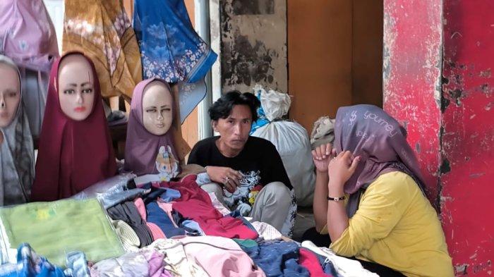 Di Pasar Tradisional Pasar Wage Purwokerto, seorang pedagang Priyo (52) duduk lesu di depan lapak dagangannya, Sabtu (7/6/2025). Para pedagang pakaian di Pasar Wage Purwokerto kian terdesak oleh tren belanja online.