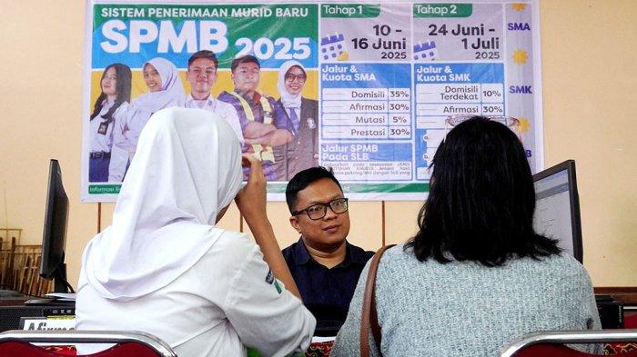 SPMB BANYUMAS - Orang tua siswa di Banyumas keluhkan antrean verifikasi PPDB SMP yang dinilai tidak sesuai urutan. Dindik sebut verifikasi dilakukan secara bertahap.