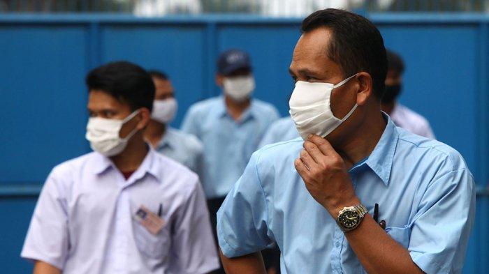 WAKTU PULANG KERJA: Sejumlah pekerja berjalan di jam pulang kerja. Seorang pekerja di Purbalingga mengadu gajinya di bawah UMK. Setelah mediasi Dinnaker, terungkap masalahnya adalah salah paham mengenai sistem upah harian.