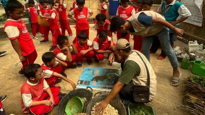 BIKIN KOMPOS - Siswa SDIT Insan Mulia Banyumas praktik membuat kompos dalam outbound di Kampung Gagot Banjarnegara, Kamis (15/5/2025).
