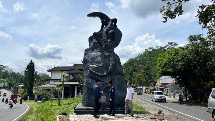 TUGU BIAWAK - Penampakan tugu patung biawak bernama Tugu Krasak Menyawak yang berlokasi di jalur Wonosobo-Banjarnegara turut Desa Krasak, Kecamatan Selomerto, Senin (21/4/2025). Tugu ini viral lantaran memiliki bentuk yang dinilai mirip dengan biawak sungguhan dan disebut-sebut dibangun dengan anggaran yang tidak fantastis.