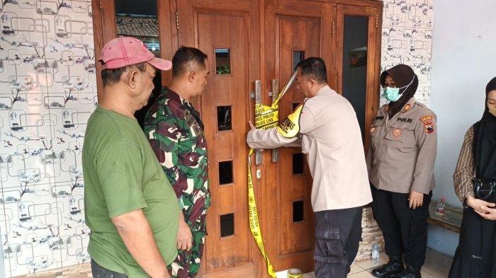 DIPASANG GARIS POLISI - Suasana rumah yang menjadi tempat penemuan jenazah perempuan di Ngancar, Desa/Kecamatan Bawen, Kabupaten Semarang, Rabu (23/4/2025). Lokasi tersebut dipasang garis polisi. (TRIBUN JATENG/REZA GUSTAV)