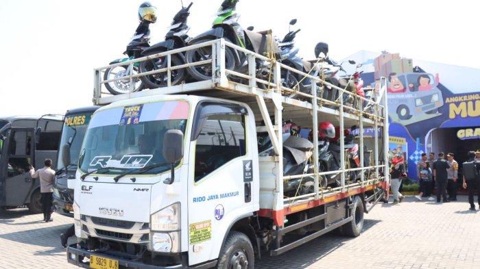 LEPAS PEMUDIK - Wakapolda Jawa Tengah, Kombes Pol Latif Usman melepas secara simbolis kloter pemudik yang memanfaatkan program Valet Ride di dari Pos Valet Ride di Nasmoco Wanasari Brebes, Senin (24/3/2025). Ist/dok Polda Jateng.