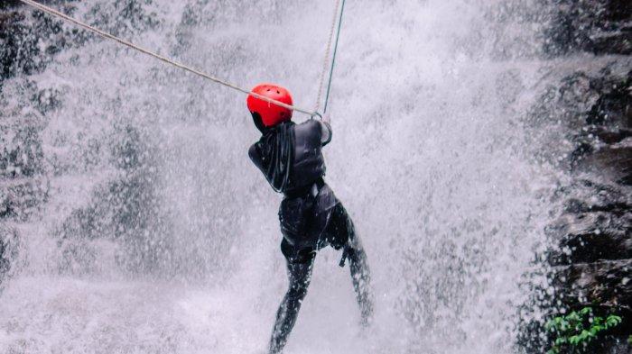 OLAHRAGA EKSTRIM - Seorang perempuan tengah melakukan olahraga Canyonering atau repling menuruni tebing di air terjun Curug Pitu Desa Kemiri, Kecamatan Sigaluh, Kabupaten Banjarnegara Sabtu (26/4/2025). TRIBUNBANYUMAS.COM/FARAH ANIS RAHMAWATI