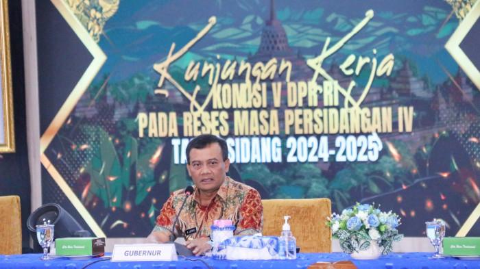 ANGGARAN INFRASTRUKTUR - Gubernur Jawa Tengah, Ahmad Luthfi memberikan pemaparan terkait perencanaan anggaran infrastruktur bareng Komisi V DPR RI dalam forum Kunjungan Kerja pada masa reses persidangan IV tahun 2024-2025 di gedung Gradhika Bhakti Praja, Kota Semarang, pada Jumat (25/7/2025).