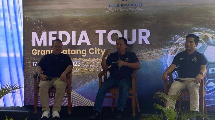 Direktur Kelembangaan dan Humas KIT Batang, M Fakhrur Rozi memberikan paparan saat media tour, Jumat (17/11/2023).