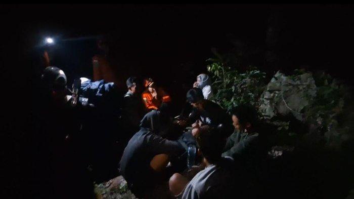 Tim Rescue melakukan penyelamatan terhadap lima pemuda yang nekat naik gunung untuk berfoto di Gunung Argopuro, Lasem, Kabupaten Rembang.