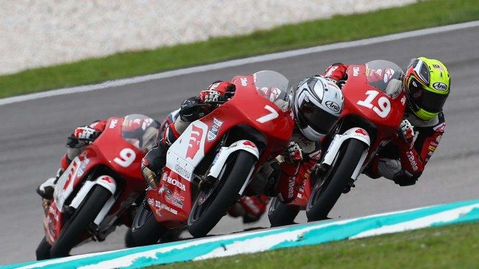 Aksi pebalap binaan Veda Ega Pratama (#7) dan Chessy Meilandri (#5) pada seri kelima di ajang Idemitsu Asia Talent Cup (IATC)