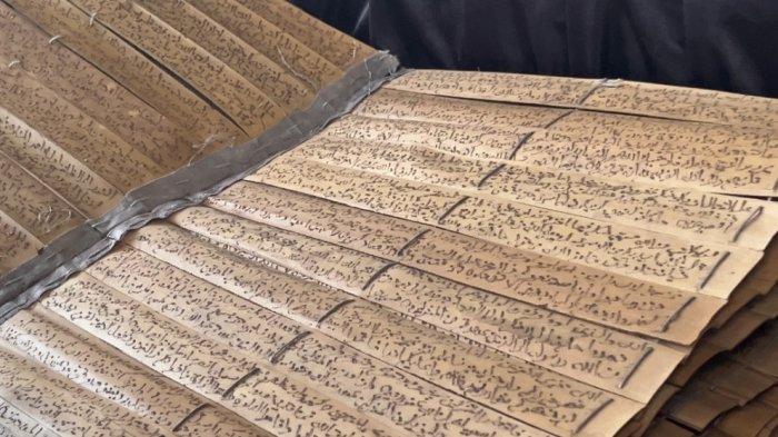 Wujud Al-Qur'an daun kurma yang disimpan di Masjid Asmalaqob Munfisi, Dusun Siyono, Desa Bojasari, Kecamatan Kertek, Kabupaten Wonosobo.