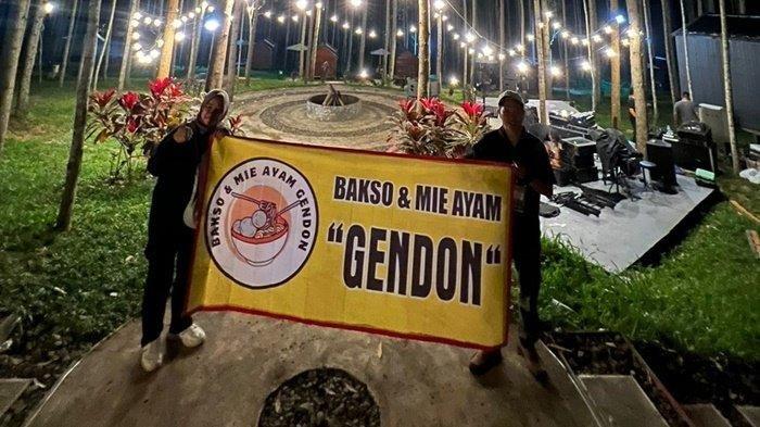 Tim Warung Bakso Gendon Balikpapan saat menyiapkan bakso pesanan Setpres untuk Presiden Jokowi dan pejabat negara di IKN, beberapa waktu lalu.