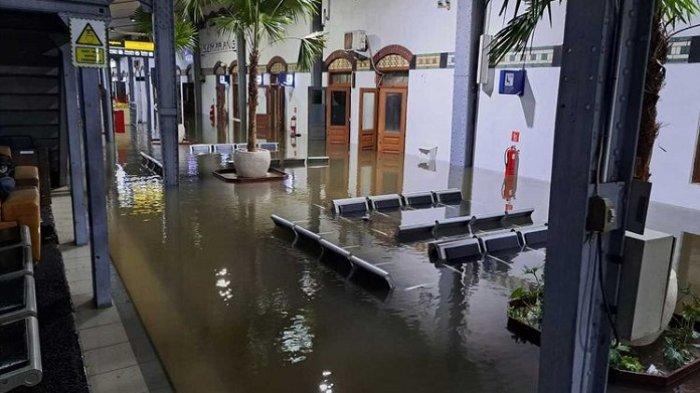 Banjir merendam ruang tunggu Stasiun Tawang Semarang, Kamis (14/3/2024). Kejadian ini membuat aktivitas stasiun lumpuh dan perjalanan dialihkan lewat Stasiun Semarang Poncol.