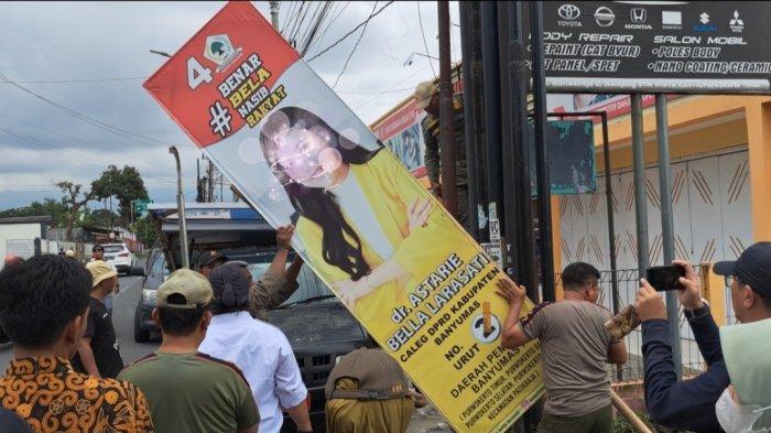 Atribut kampanye yang dibersihkan oleh Satpol PP di Kecamatan Kota