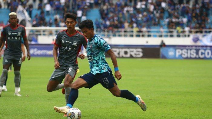 Aksi pemain belakang PSIS Semarnag, Bayu Fiqri saat berduel dengan pemain Madura United dalam lanjutan BRI Liga 1 2022/2023 di Stadion Jatidiri, Semarang, baru-baru ini.