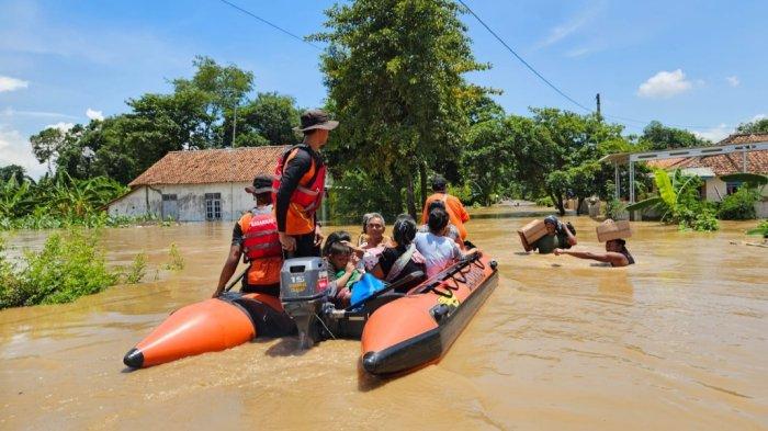 Evakuasi korban banjir di Brebes oleh tim SAR