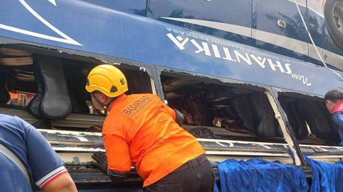 Tim SAR gabungan lakukan evakuasi terhadap penumpang bus Shantika mengalami kecelakaan Jakarta yang mengalami kecelakaan ruas tol jalur B (arah Jakarta) KM. 320 +600 Pemalang pada Minggu (21/1/2024).