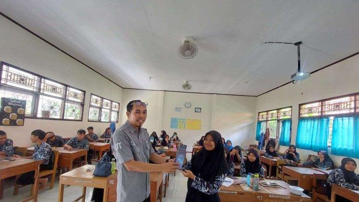 Foto selesai kegiatan sosialisasi dan promosi di SMA Negeri 1 Ayah