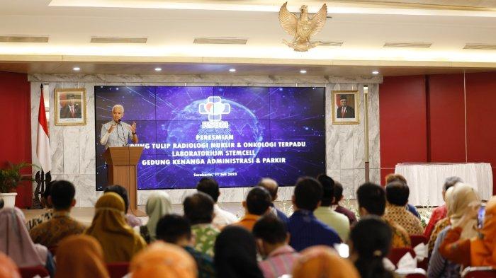 Gubernur Jawa Tengah Ganjar Pranowo meresmikan Gedung Radiologi Nuklir dan Onkologi Terpadu, Laboratorium Stem Cell, serta gedung administrasi dan areal parkir RSUD Dr. Moewardi pada Selasa (11/07/2023).