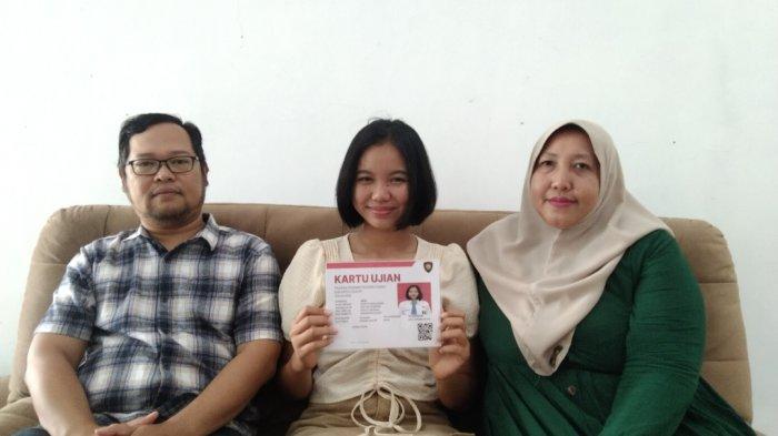 Potret Glenys Lalita Aksani (16) bersama kedua orang tuanya saat ditemui Tribunbanyumas.com di kediamannya. Senin (20/5/2024)