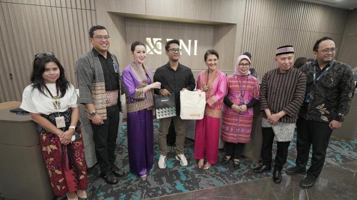 HUT BNI 2025 - Direksi PT Bank Negara Indonesia (Persero) Tbk memaknai Hari Ulang Tahun ke-79 dengan menyapa langsung nasabah setianya. Ada dua kantor cabang yang disambangi yakni Kantor Cabang BNI Jakarta Pusat (JPU) dan Kramat.