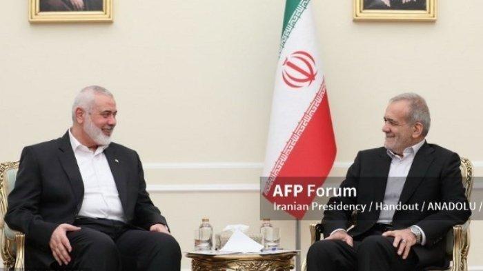 KEMUNCULAN TERAKHIR ISMAIL HANIYEH - Presiden Iran yang baru terpilih Masoud Pezeshkian (kanan) bertemu dengan Kepala biro politik kelompok Hamas Palestina Ismail Haniyeh (kiri) di Teheran, Iran pada 30 Juli 2024. Sehari setelahnya, Rabu, 31 Juli 2024, Haniyeh tewas diserang Israel di kediamannya di Teheran.