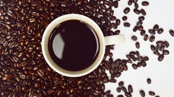 Ilustrasi secangkir kopi hitam.