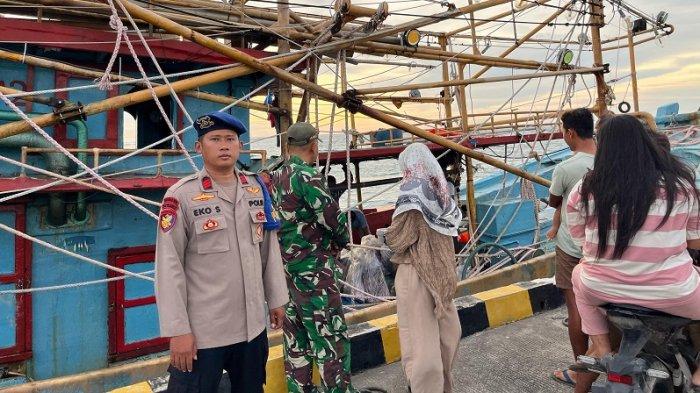 DIDUGA TEMPAT PEMBUNUHAN - Kapal Motor (KM) Vizz Jaya 2 bersandar di Jepara, Jumat (28/4/2025). Di kapal inilah dua kakak beradik asal Indramayu, Anton dan Kunedi, diduga dibunuh di perairan Karimunjawa, Jepara. Keduanya diduga dibunuh 10 anak buah kapal yang kini telah diamankan polisi.