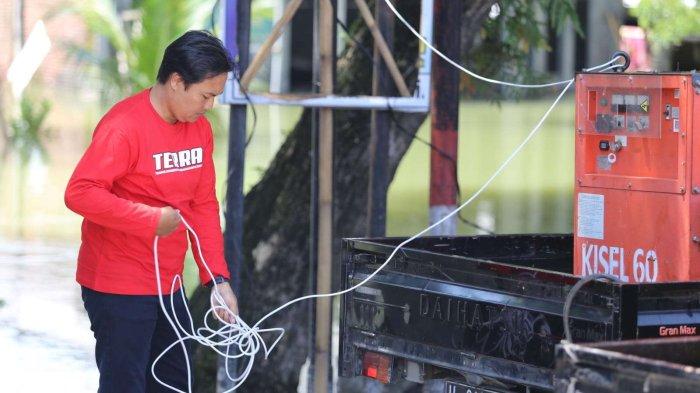 Karyawan Telkomsel memastikan genset beroperasi dengan maksimal untuk mendukung jaringan komunikasi di wilayah terdampak banjir.