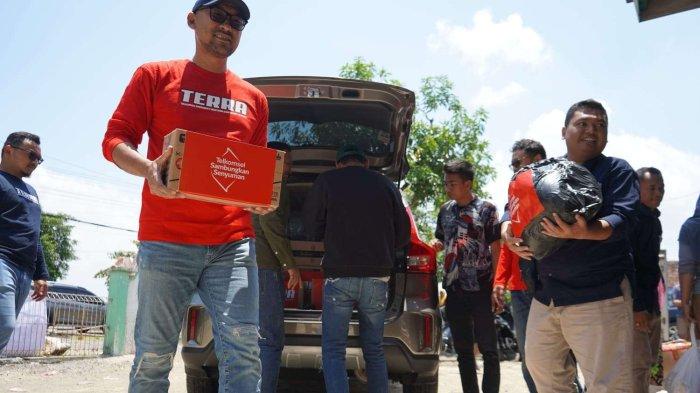 Karyawan Telkomsel mendistribusikan bantuan berupa obat-obatan, alat kebersihan dan sembako di Demak