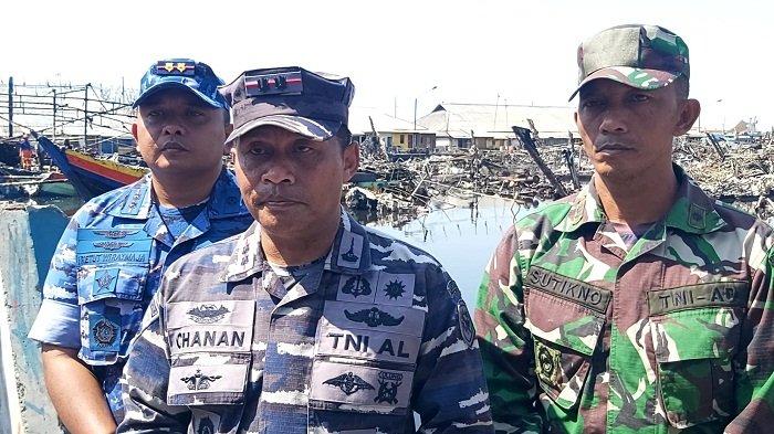 Kasatgas Penanganan Kebakaran Kapal sekaligus Komandan Lanal Tegal Letkol Marinir Moch Chanan Asfihani (tengah) didampingi Komandan Satuan Radar 214 Tegal Letkol Lek I Ketut Wiratmaja (kiri) dan Danramil 21 Tegal Selatan Kapten Cba Sutikno (kanan) saat memberi keterangan kepada wartawan terkait penanganan kebakaran kapal di Pelabuhan Perikanan Pantai (PPP) Tegalsari atau dikenal Pelabuhan Jongor, Kota Tegal, Jumat (18/8/2023). Satgas memastikan api sudah berhasil dipadamkan setelah lima hari membakar 63 kapal.