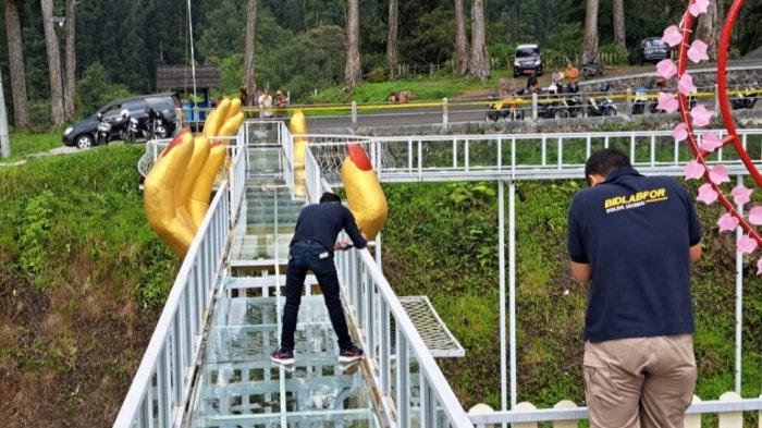Tim labfor Polda Jateng saat memeriksa kondisi jembatan kaca 'The Geong' di Wisata Hutan Pinus Limpakuwus, Banyumas, Kamis (26/10/2023).