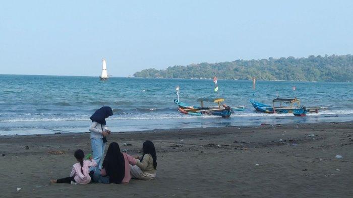 Wisatawan saat menikmati liburan di Pantai Teluk Penyu, Cilacap, Sabtu (28/9/2024).