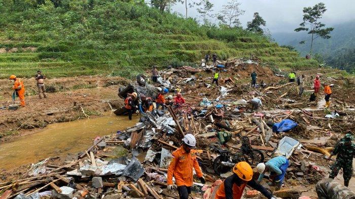 Proses evakuasi korban longsor di Desa Kasimpar Kecamatan