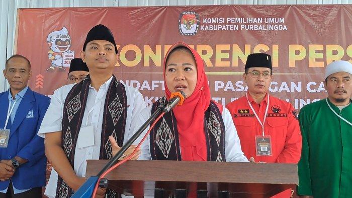 Mahendra Farizal atau yang akrab disapa Hendra, mendampingi Dyah Hayuning Pratiwi saat konferensi pers pendaftaran peserta Pilkada Purbalingga di KPU Purbalingga, Rabu (28/8/2024).
