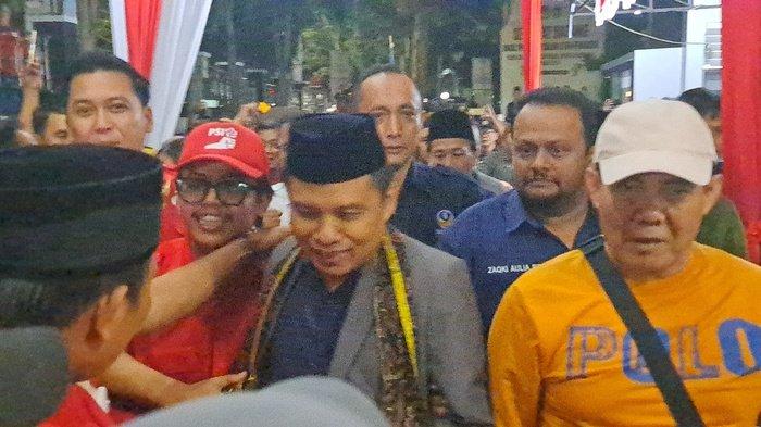 Maruf Cahyono disambut pendukung saat datang ke KPU Banyumas untuk mendaftar sebagai peserta Pilkada 2024, Rabu (4/9/2024) malam.