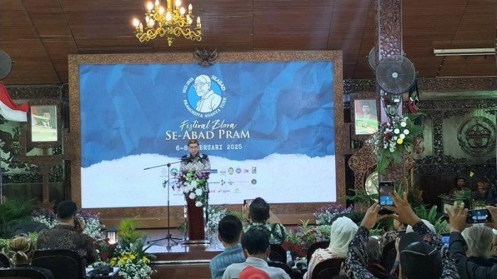 FESTIVAL BLORA - Menteri Kebudayaan Fadli Zon membuka Festival Blora Seabad Pramoedya Ananta Toer di Pendopo Kabupaten Blora, Kamis (6/2/2025).
