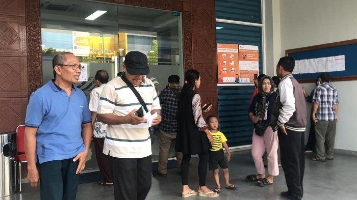 Nasabah BPR Bank Jepara Artha mengurus proses pencairan dana simpanan, Rabu (22/5/2024). OJK resmi mencabut izin usaha BPR Bank Jepara Artha, Selasa (21/5/2024), setelah bangkrut akibat kredit macet.